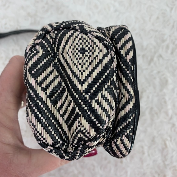 PurseN Raffia Aztec Pattern Small Crossbody Insulated Black & Tan - Picture 4 of 12